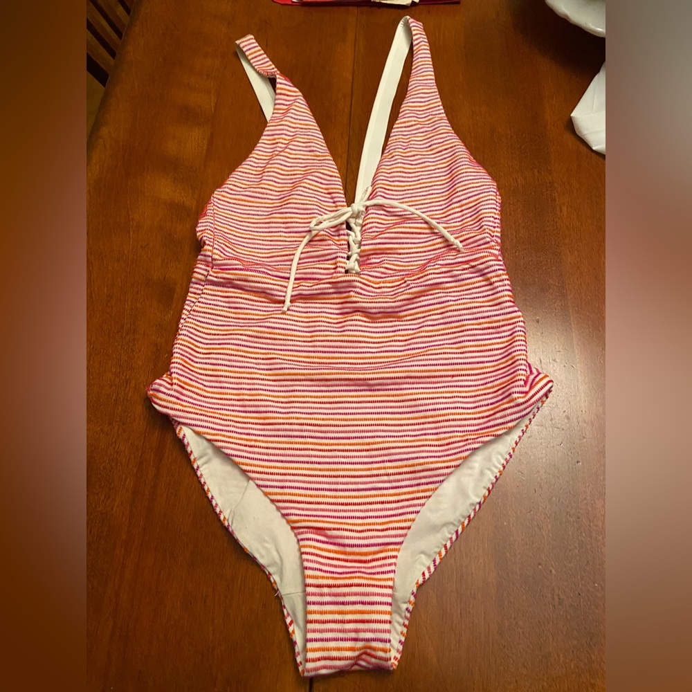 No brand no size one piece women’s swimsuit, Likely a medium